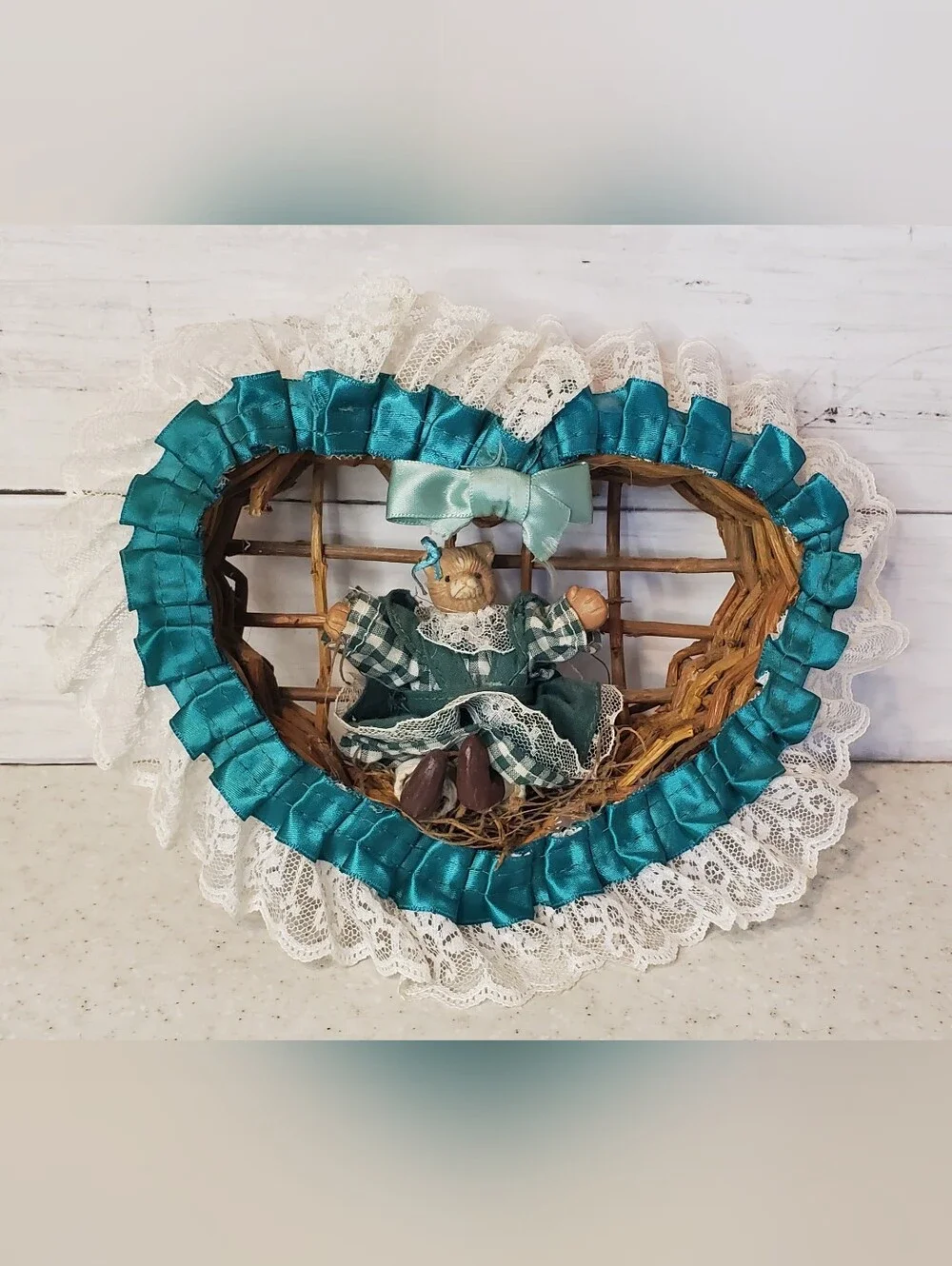 Vintage Heart Wicker Wall Basket Cat Figurine Lace Ribbon Cottagecore Grandmacor